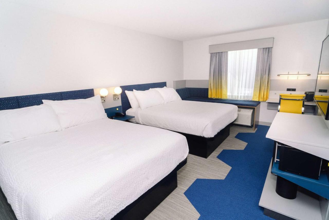 Microtel Inn & Suites By Wyndham Macedon Exterior foto