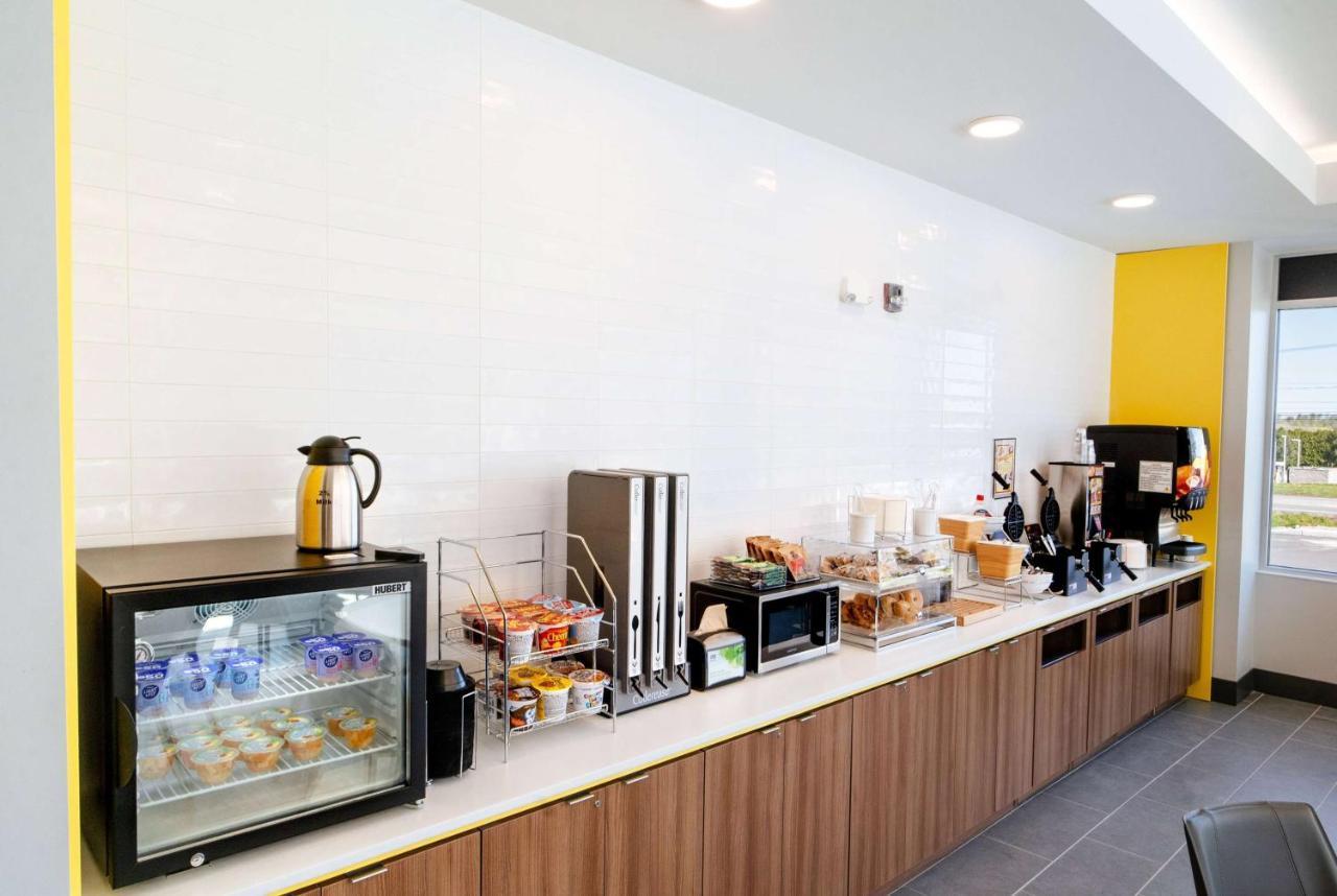 Microtel Inn & Suites By Wyndham Macedon Exterior foto