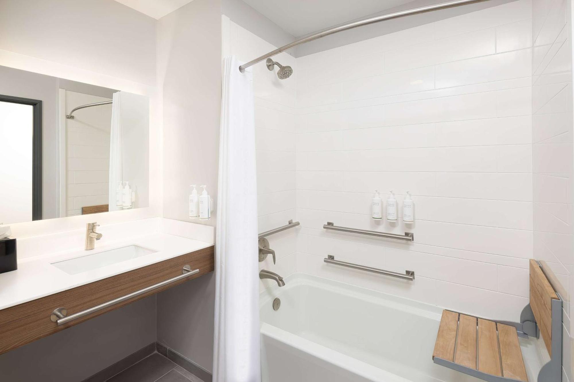 Microtel Inn & Suites By Wyndham Macedon Exterior foto