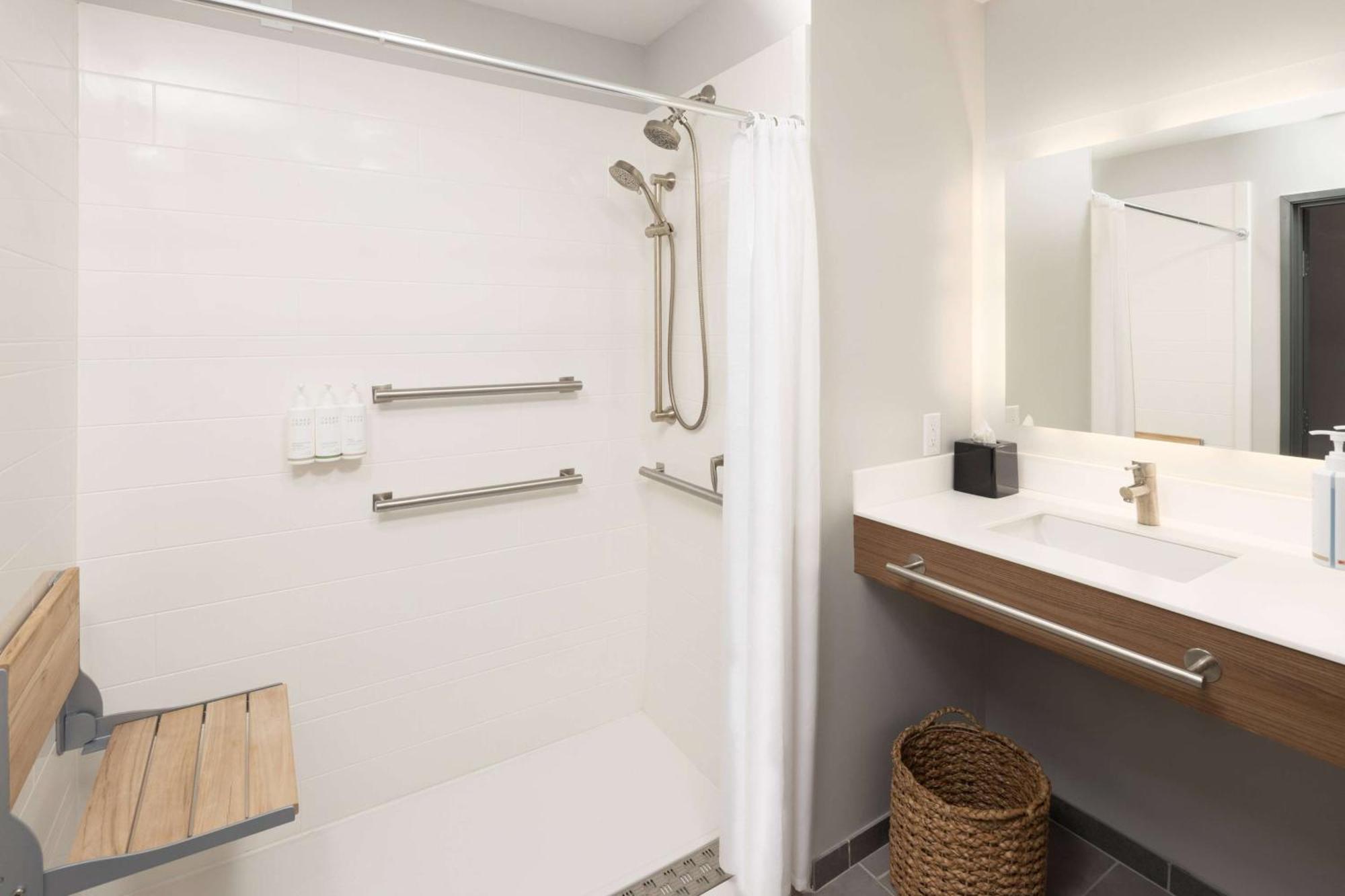 Microtel Inn & Suites By Wyndham Macedon Exterior foto